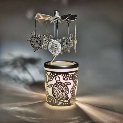 Ruhige Eleganz: Glas-Karussell-Windlicht mit Schildkröten-Motiv in Silber - 1